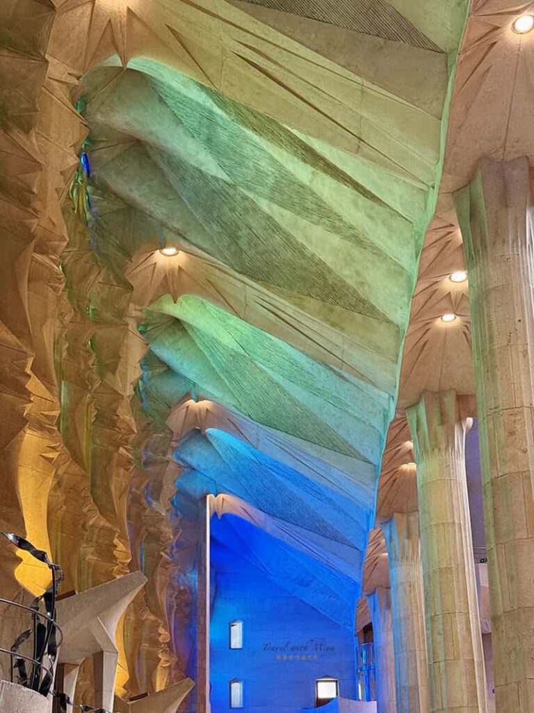 聖家堂天花板藍綠冷色調漸層光線