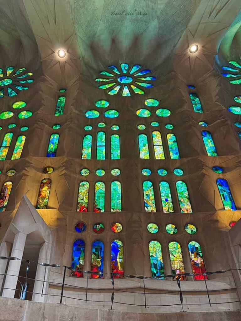 聖家堂教堂內部東側藍綠冷色調彩繪玻璃窗
