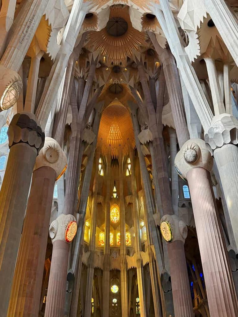 聖家堂教堂內部樹幹形狀的柱子