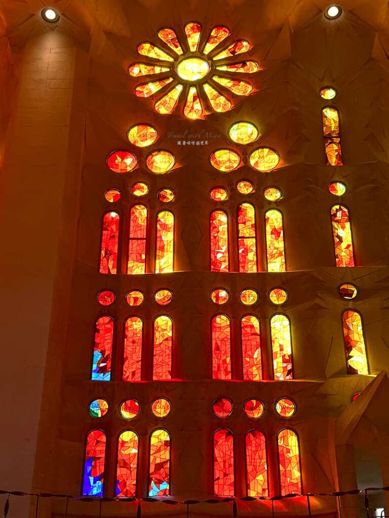 聖家堂教堂內部西側紅黃暖色調彩繪玻璃窗