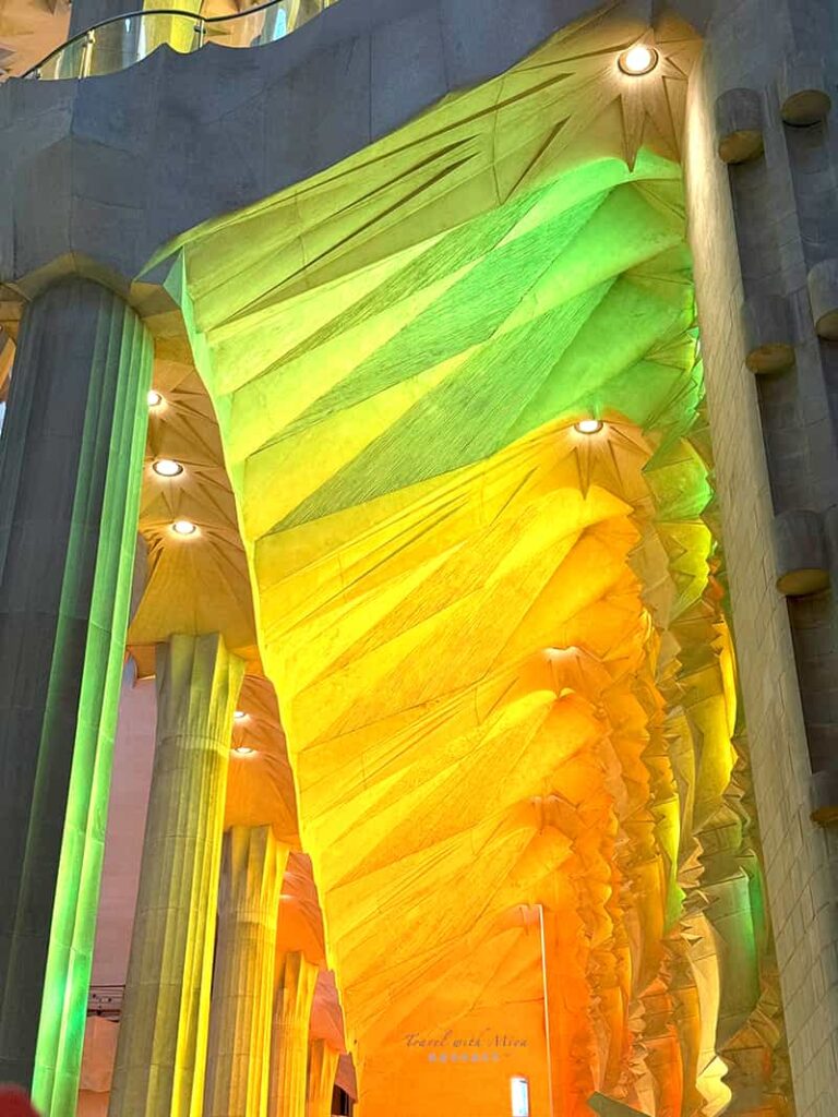 聖家堂天花板紅黃暖色調漸層光線