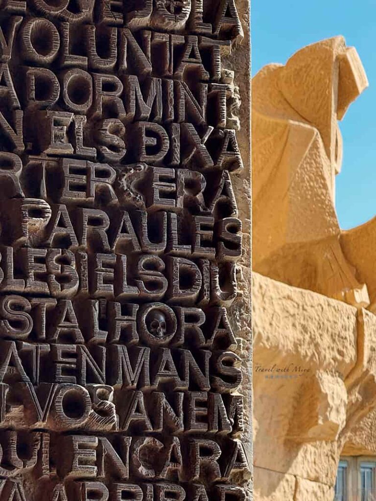 聖家堂受難立面門上的死亡元素