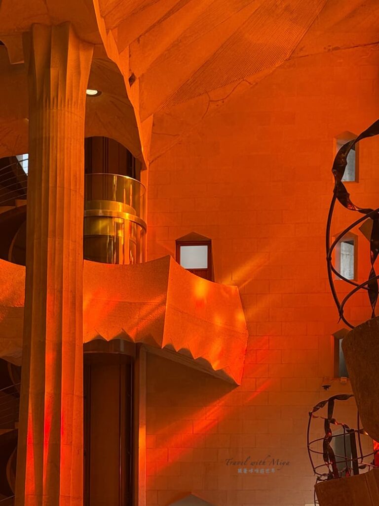 黃昏時聖家堂教堂內西面牆面上的橘黃光影