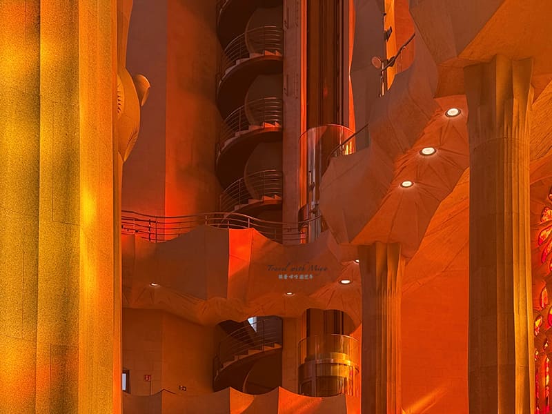 黃昏時聖家堂教堂內西面昏黃的光影和旋轉樓梯