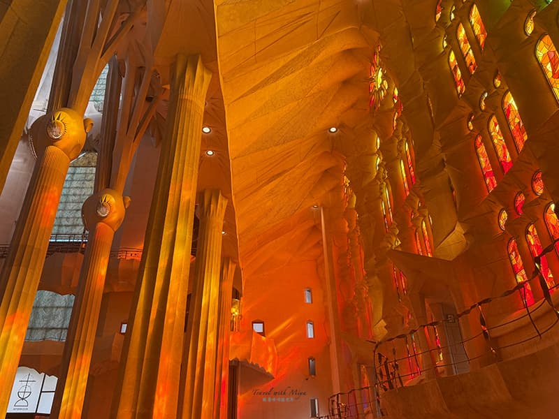 黃昏時聖家堂教堂內西面的橘黃光