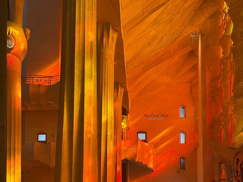 黃昏時聖家堂教堂內西面柱子上的橘黃光影