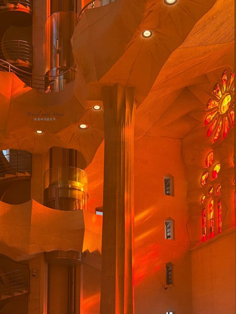 黃昏時聖家堂教堂內西面的橘黃光和彩繪玻璃