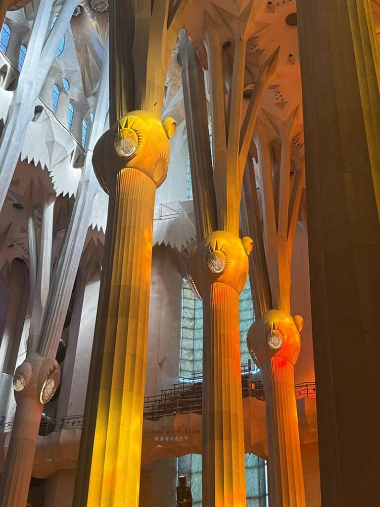 聖家堂教堂柱子上的彩繪光影