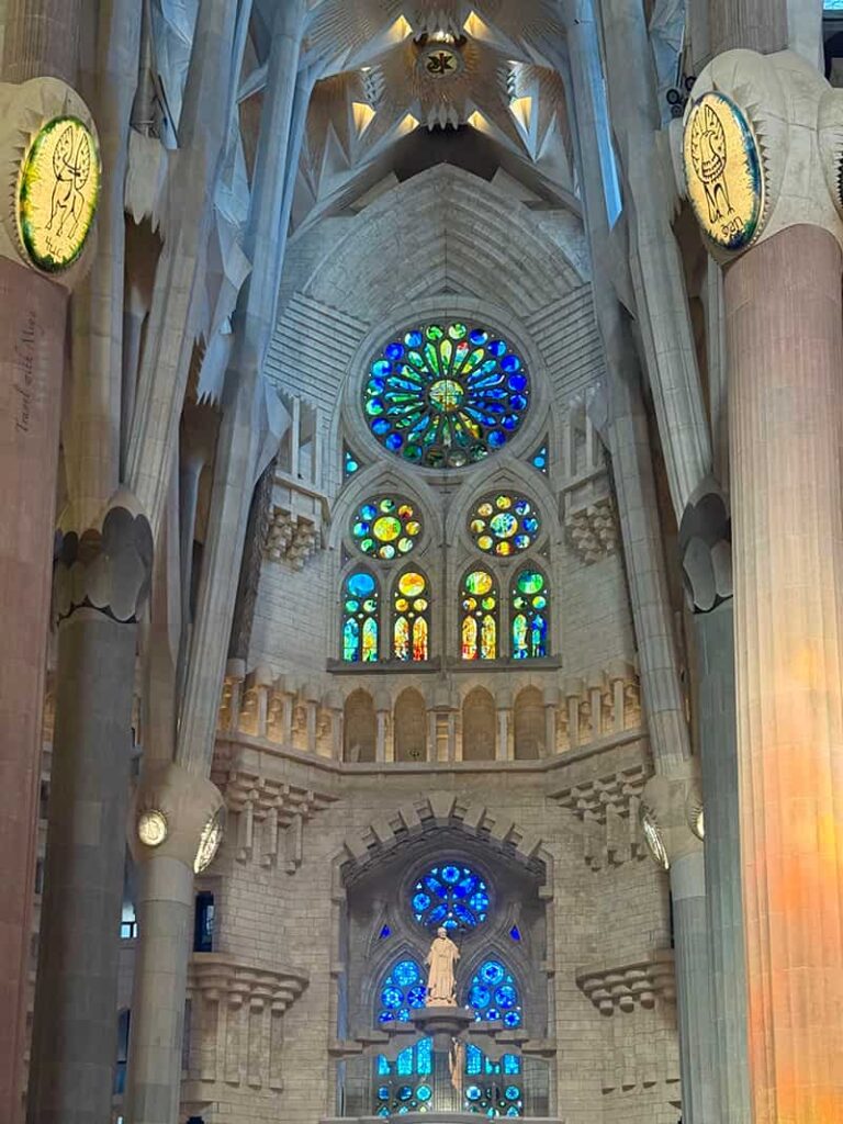 聖家堂教堂內部柱子上的福音圖標-有翅膀的牛代表路加&鷹代表約翰