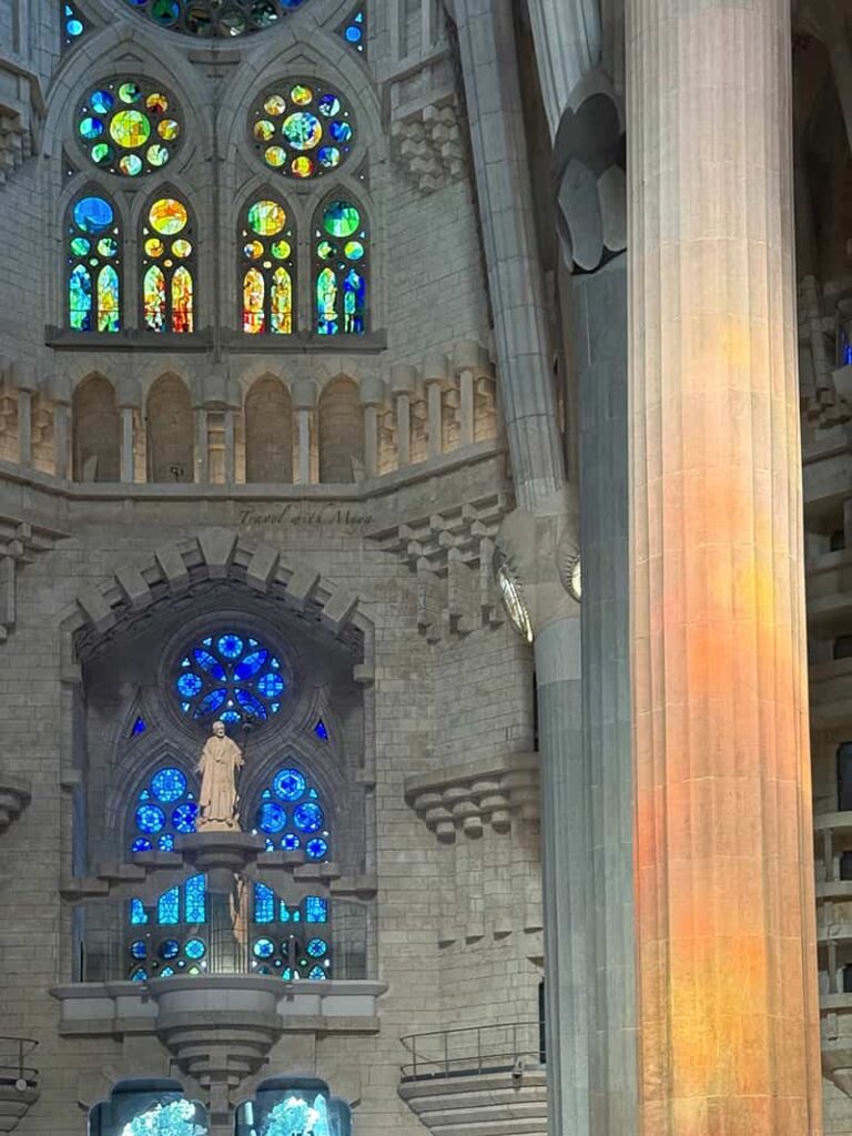 聖家堂教堂柱子上的黃橘光影