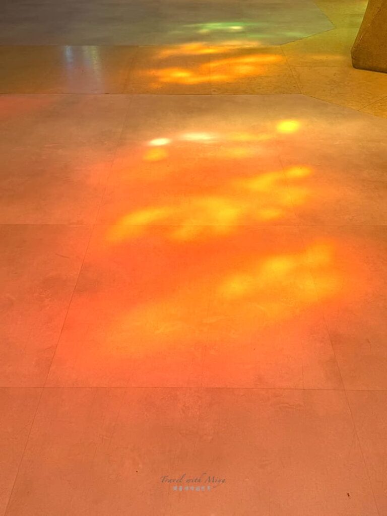 聖家堂教堂地上的彩繪玻璃倒映光影