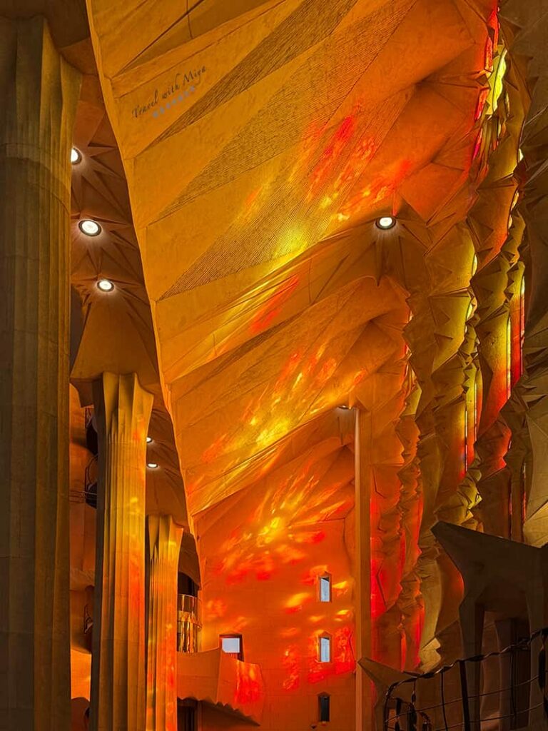 傍晚聖家堂教堂內西面天花板被映上彩繪花朵