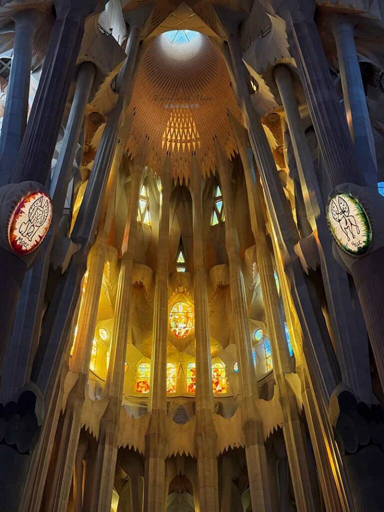 聖家堂教堂內部柱子上的福音圖標-有翅膀的獅子代表馬可