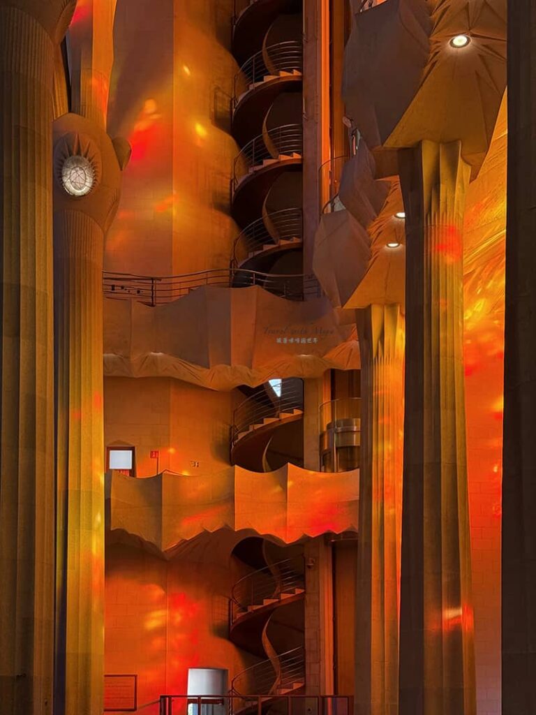 傍晚聖家堂教堂內西面旋轉樓梯與牆面柱子光影