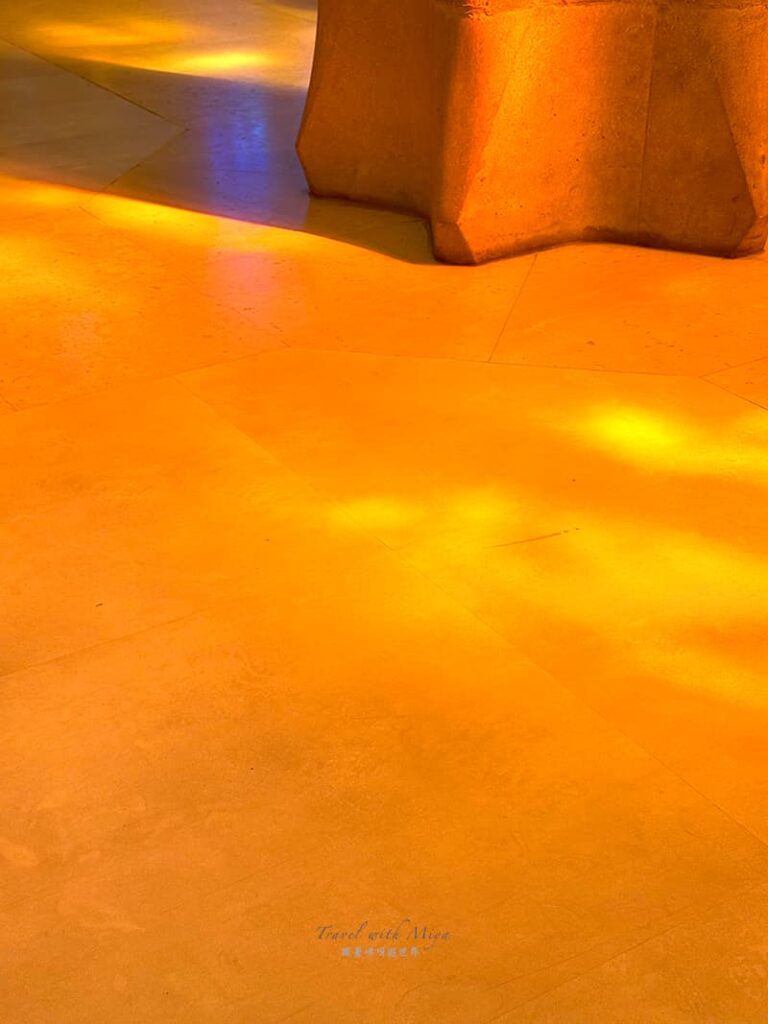 聖家堂教堂地上的昏黃光影