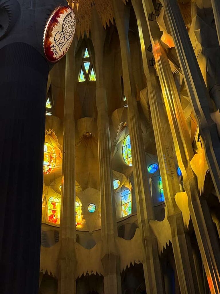 聖家堂內部黃昏光影