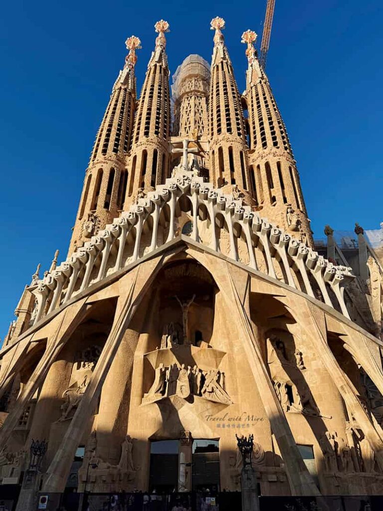 聖家堂黃昏7點多時的受難立面