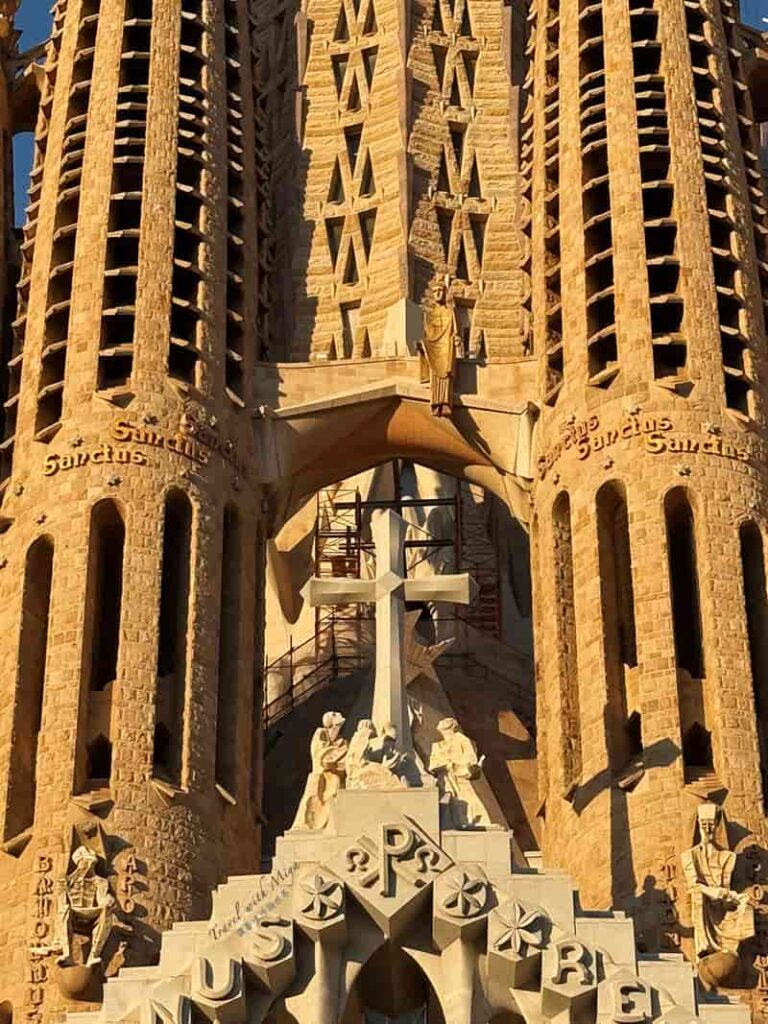 聖家堂受難立面山牆中央正上方的十字架和三位天使,這幾個雕塑是巴塞隆納雕塑家 Lau Feliu 的作品
