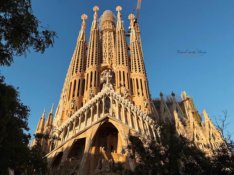 傍晚7:15左右的聖家堂受難立面外觀