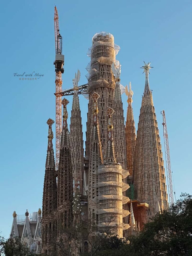聖家堂側邊街道拍的誕生立面外觀角度