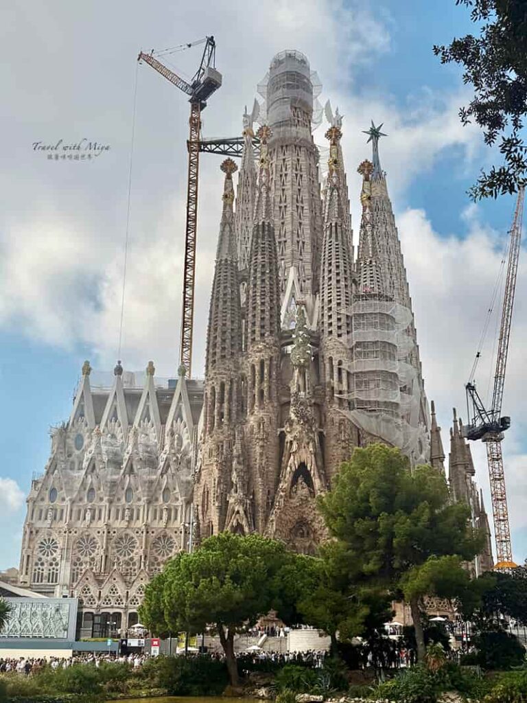 聖家堂對面公園水池邊中午拍的外觀角度