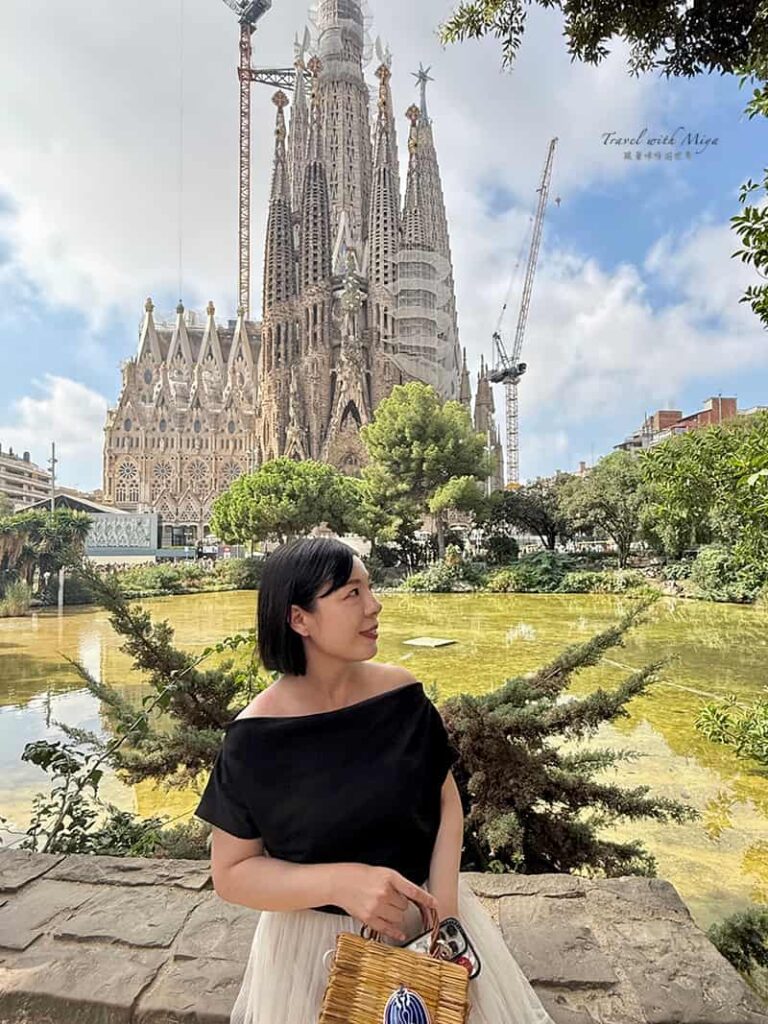 聖家堂對面公園水池邊中午合照的外觀角度