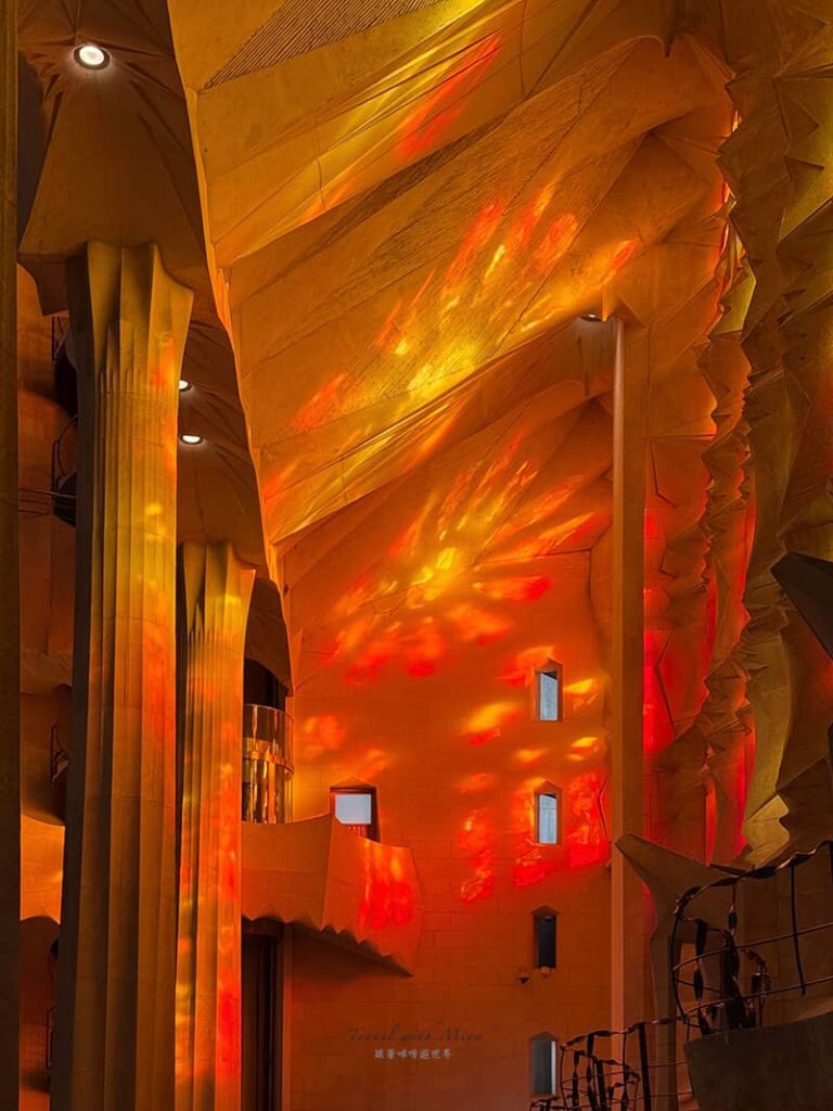 聖家堂9月傍晚光線照進紅黃彩繪玻璃的天花板花朵光影