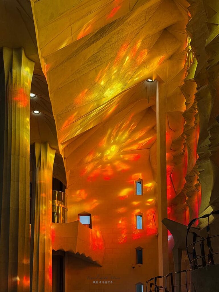 傍晚聖家堂教堂內西面天花板的彩繪花朵光影