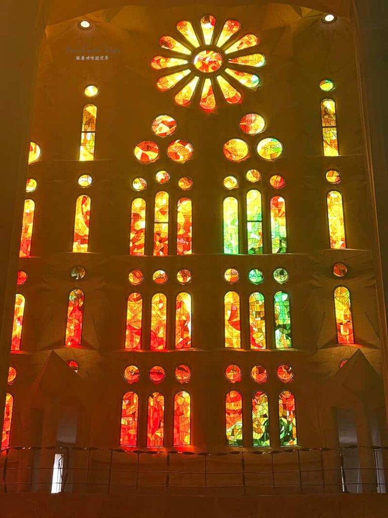 聖家堂紅黃暖色調彩繪玻璃