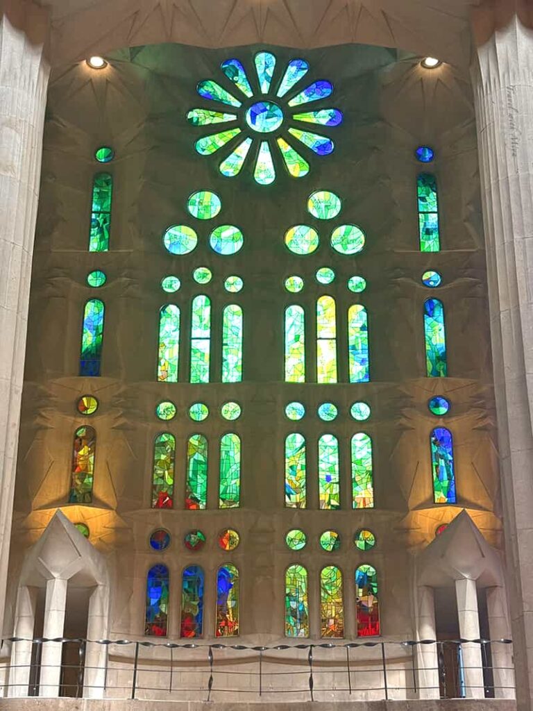 聖家堂藍綠冷色調彩繪玻璃