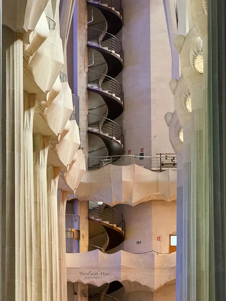 聖家堂教堂內金屬扶手旋轉樓梯