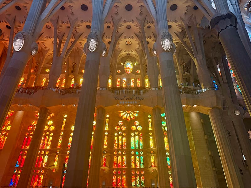 聖家堂受難立面的紅黃暖色調彩繪玻璃