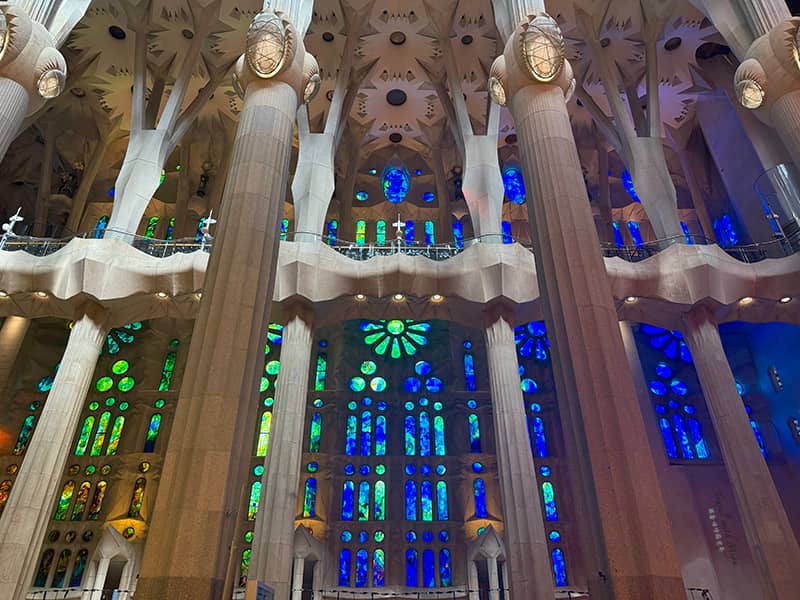 聖家堂誕生立面的藍綠冷色調彩繪玻璃