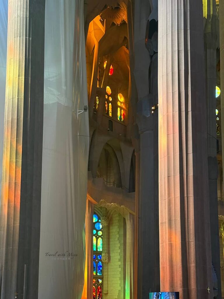 聖家堂柱子上的彩繪玻璃光影