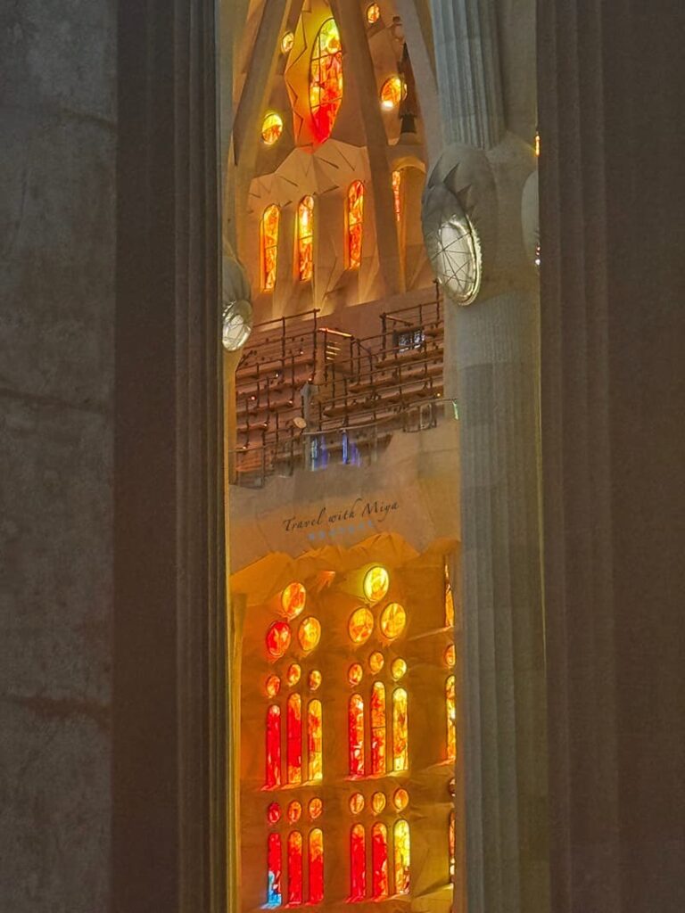 聖家堂教堂內柱子中間的暖色彩繪玻璃窗