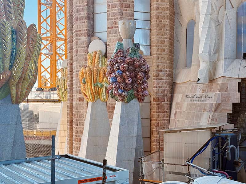 誕生立面登塔看到的水果雕刻