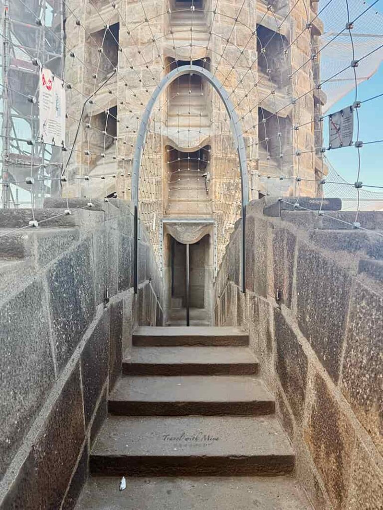 誕生立面登塔途中經過的橋樑