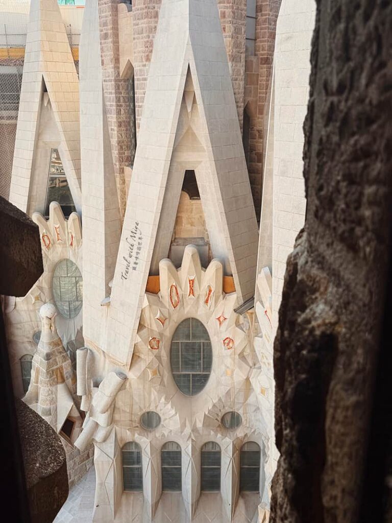 誕生立面登塔看到的 Gloria 塔