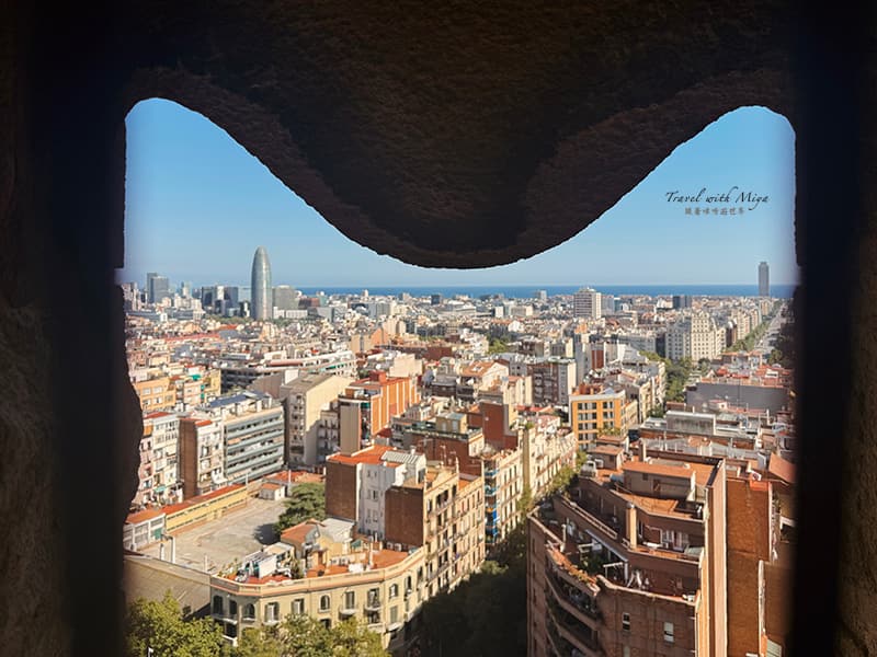 聖家堂誕生立面窗外的巴塞隆納市景