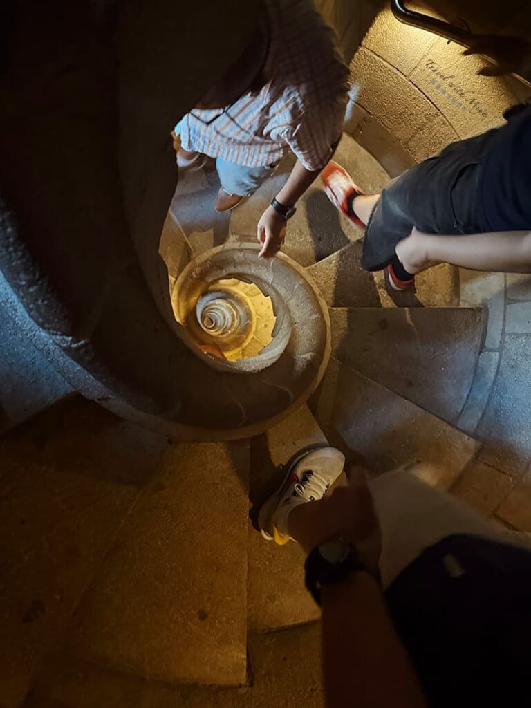 誕生立面塔樓下樓時的旋轉樓梯