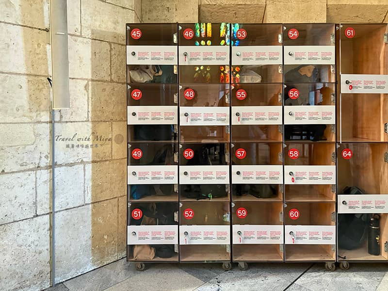 聖家堂教堂內塔樓旁的免費投幣式置物櫃