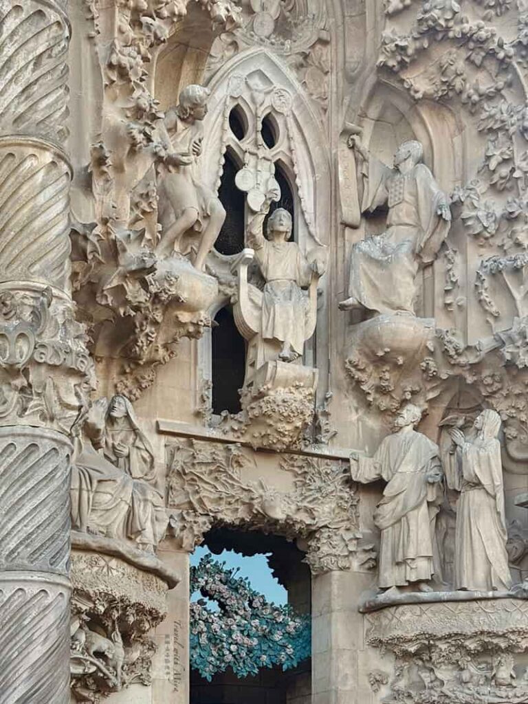 聖家堂誕生立面雕塑-耶穌在聖殿講道