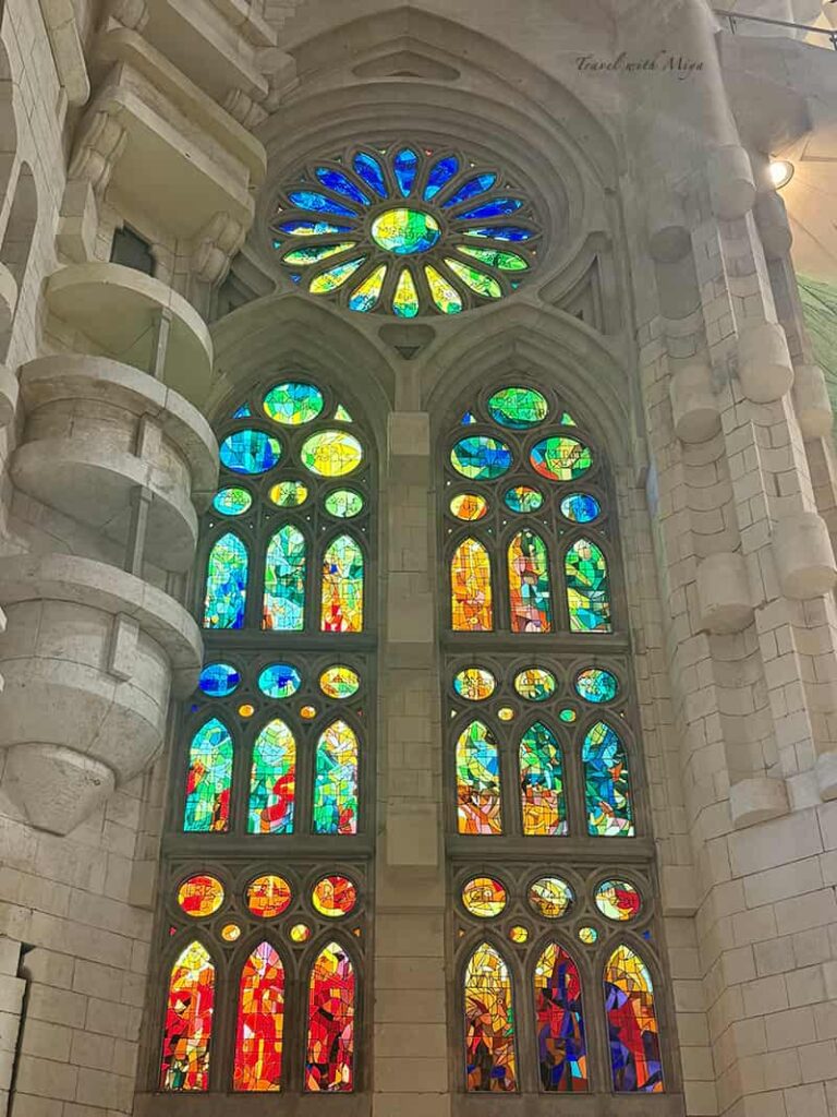 聖家堂教堂內藍綠色調玻璃窗