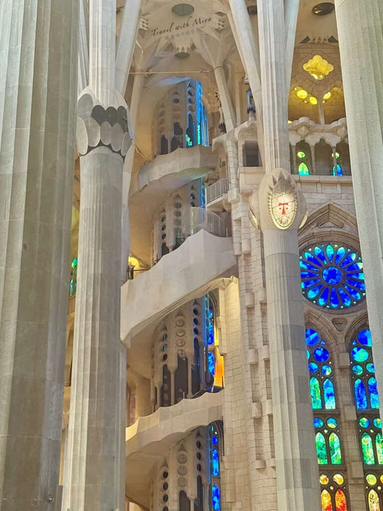 聖家堂教堂內藍綠色彩繪玻璃窗和旋轉樓梯