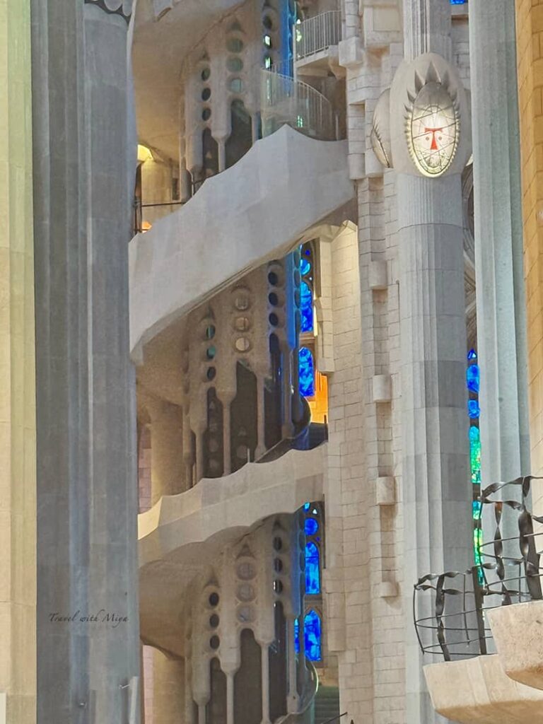 聖家堂教堂內石材旋轉樓梯