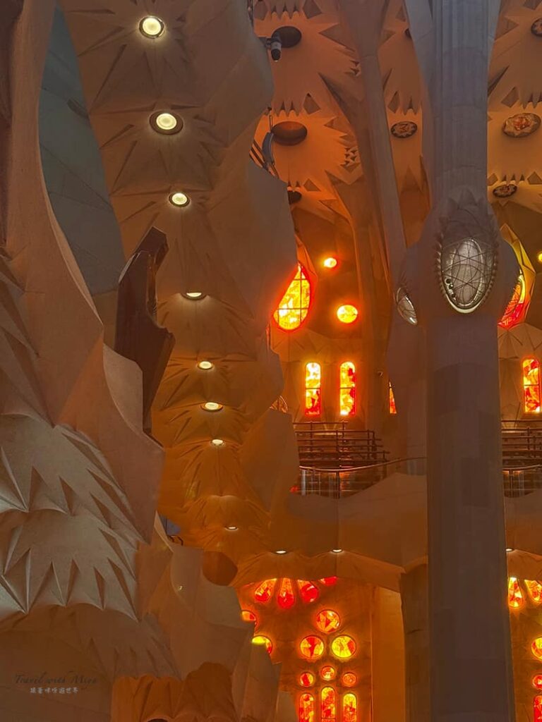 聖家堂教堂內彩繪玻璃窗、樹枝柱子和雕像