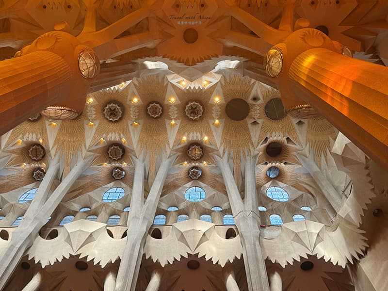 聖家堂教堂內部柱子做成樹幹形體向上延伸開枝散葉