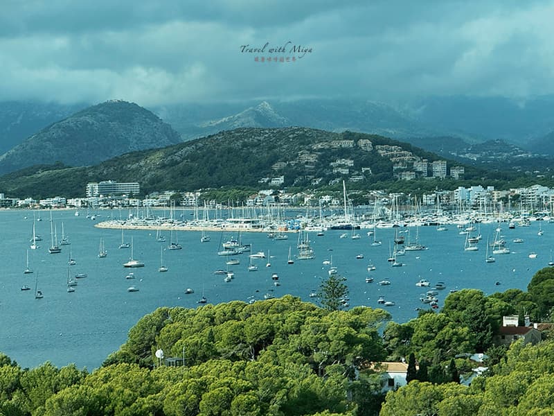 遠方的 Port de Pollença 海灘景