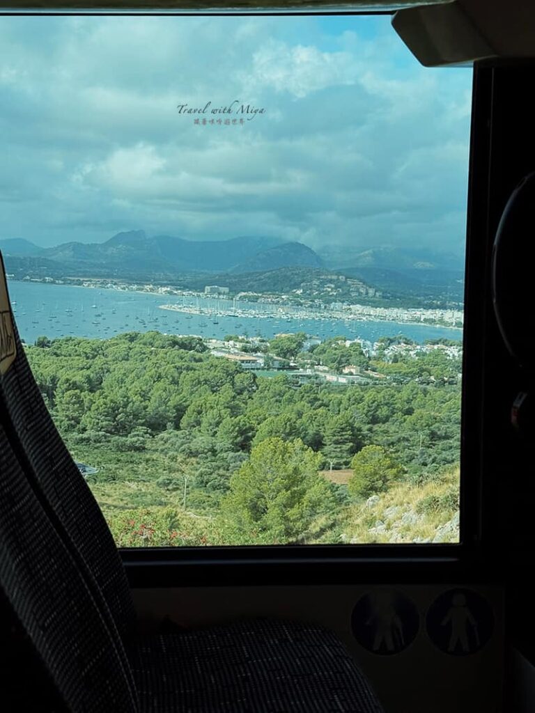 公車上窗外的Port de Pollença 海灘景