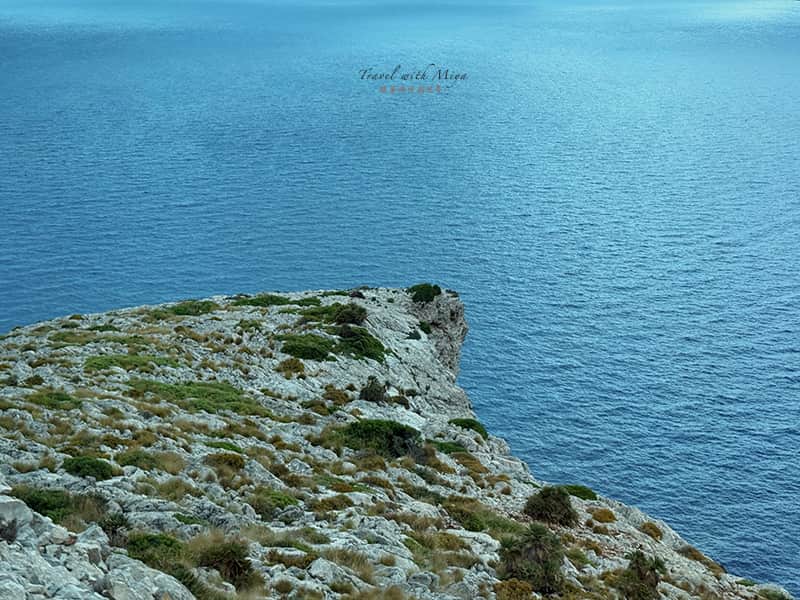 崎嶇石灰岩與海景
